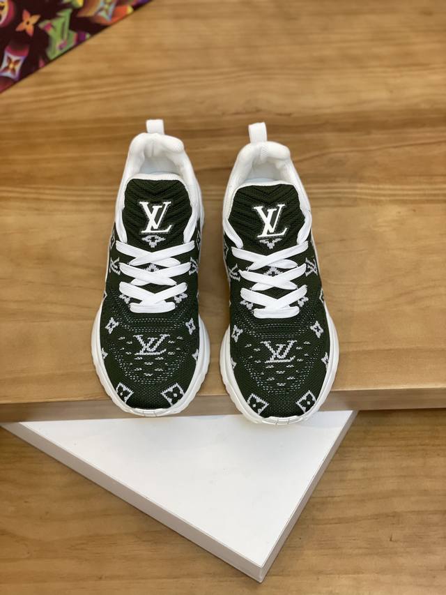 售 价: 商品商标：Lv* 路易威登* 低帮运动鞋 正码码数: 38-44 可订做45.46. 商品材料：鞋面进口透气飞织，透气内里，原版生胶半透明组合大底。